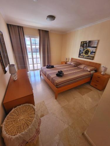 卡亚俄萨尔瓦赫Apartamento en Callao Salvaje的一间卧室配有一张大床和一张桌子