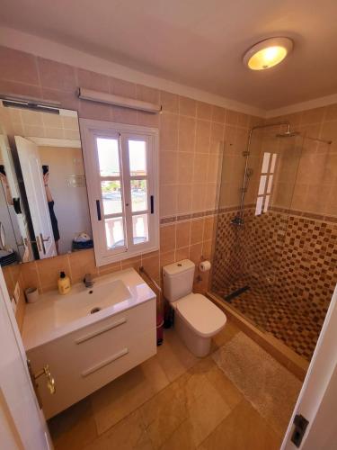 卡亚俄萨尔瓦赫Apartamento en Callao Salvaje的一间带水槽、卫生间和淋浴的浴室