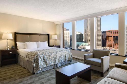圣路易斯圣路易斯球场希尔顿酒店的酒店客房设有一张床和一个大窗户