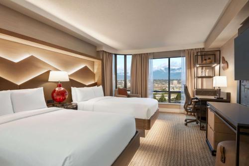 里士满希尔顿酒店温哥华机场店的酒店客房配有两张床和一张书桌