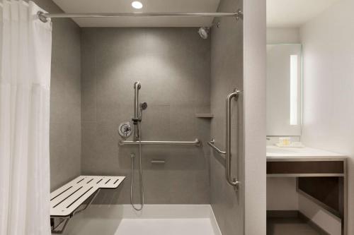 隆波克加州隆波克希尔顿花园酒店 的带淋浴和盥洗盆的浴室
