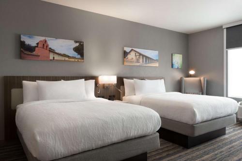 隆波克加州隆波克希尔顿花园酒店 的两张位于酒店客房的床,配有两张sidx sidx单人床