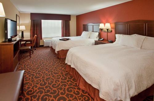 阿伯丁阿伯丁希尔顿恒庭旅馆&套房酒店的酒店客房设有两张床和一台平面电视。