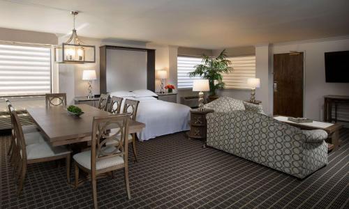 诺斯布鲁克希尔顿芝加哥/诺斯布鲁克酒店的酒店客房配有床、桌子和沙发。