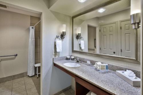 费尔伯恩代顿-费尔伯恩希尔顿惠庭套房酒店的一间带水槽和镜子的浴室