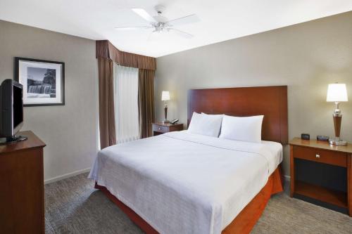 费尔伯恩代顿-费尔伯恩希尔顿惠庭套房酒店的酒店客房设有一张大床和一台电视。
