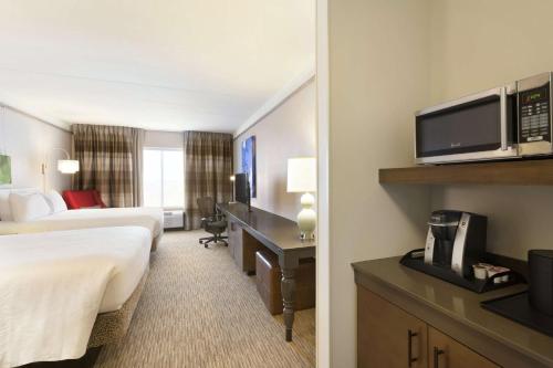 罗宾逊镇匹兹堡机场南 - 罗宾逊商场希尔顿花园酒店的酒店客房设有两张床和电视。