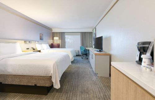 福特希尔兰赫东艾尔文/森林湖希尔顿花园酒店的酒店客房设有两张床和电视。