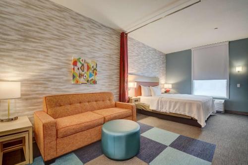 印第安纳波利斯Home 2 Suites By Hilton Indianapolis Northwest的酒店客房,配有床和沙发