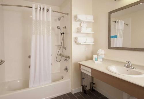 奥古斯塔希尔顿 汉普顿酒店及套房 - 奥古斯塔华盛顿路的带淋浴和盥洗盆的浴室