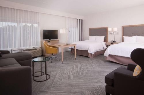 奥古斯塔希尔顿 汉普顿酒店及套房 - 奥古斯塔华盛顿路的酒店客房配有两张床和一张书桌