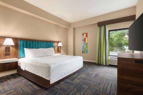 石头山亚特兰大石头山汉普顿酒店的酒店客房设有床和窗户。