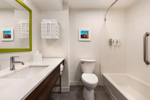 石头山亚特兰大石头山汉普顿酒店的浴室配有卫生间、盥洗盆和浴缸。