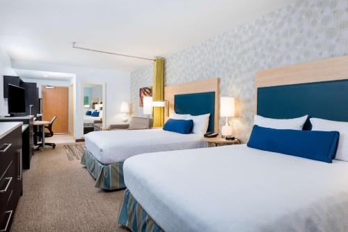 达尼亚滩Home2 Suites By Hilton Ft. Lauderdale Airport-Cruise Port的酒店客房配有两张床和一张书桌