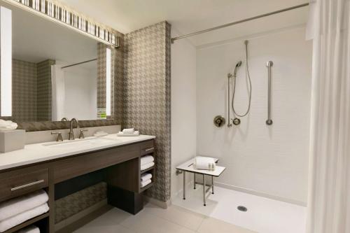 尚蒂伊Home2 Suites By Hilton Chantilly Dulles Airport的带浴缸、水槽和淋浴的浴室