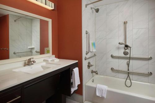 马斯科吉Home2 Suites By Hilton Muskogee的带浴缸、水槽和淋浴的浴室