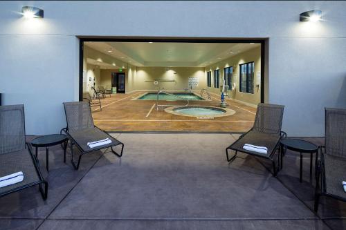 佩吉鲍威尔湖汉普顿套房酒店的大型客房,位于大楼中央,设有游泳池