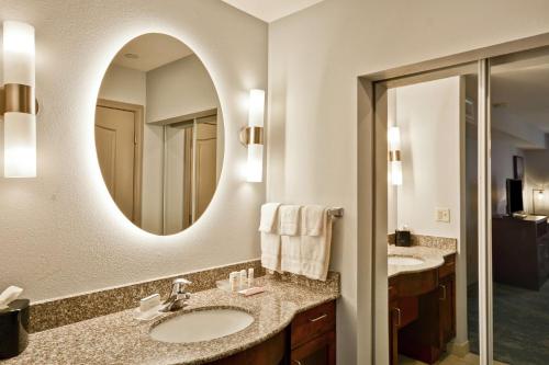 棕榈荒漠棕榈沙漠希尔顿惠庭套房酒店 的一间带两个盥洗盆和大镜子的浴室