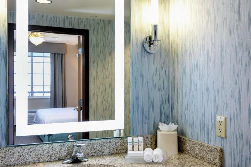 圣露西港希尔顿惠庭套房酒店圣露西港传统的一间带镜子和水槽的浴室