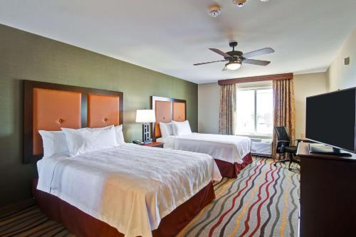 里奇兰里奇兰希尔顿惠庭套房酒店的酒店客房设有两张床和一台平面电视。