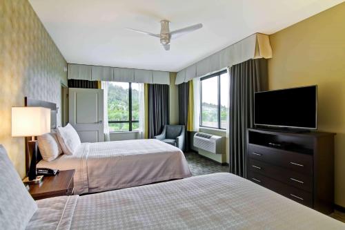 伊瑟阔西雅图伊萨夸希尔顿惠庭套房酒店的酒店客房设有两张床和一台平面电视。