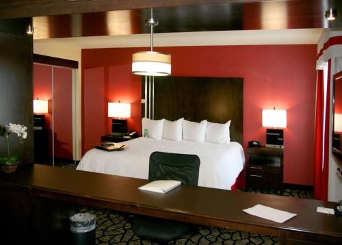 盐湖城盐湖城大学岳麓大道汉普顿套房酒店的酒店客房设有一张大床和一张书桌。