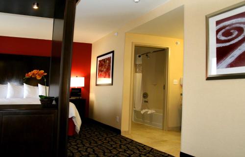盐湖城盐湖城大学岳麓大道汉普顿套房酒店的一间酒店客房 - 带一张床和一间浴室