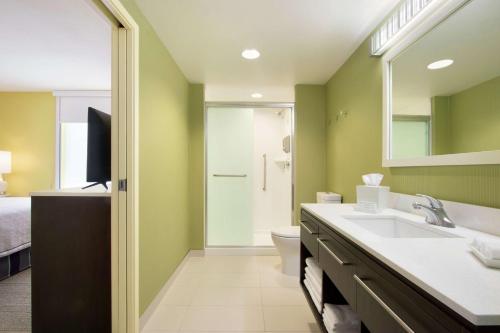 圣约翰堡圣约翰堡希尔顿欣庭套房酒店的一间带水槽和卫生间的浴室