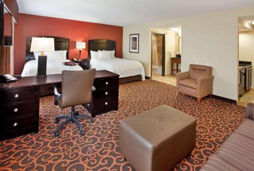 迪金森迪金森汉普顿套房酒店的酒店客房设有一间带书桌和床的卧室