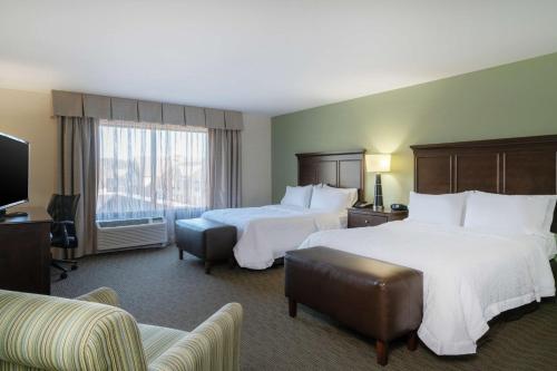 亨廷顿西弗吉尼亚亨廷顿大学区汉普顿酒店 的酒店客房设有两张床和大窗户。