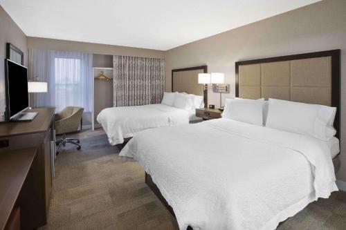 莫米南托莱多莫米希尔顿恒庭酒店的酒店客房设有两张床和一台平面电视。