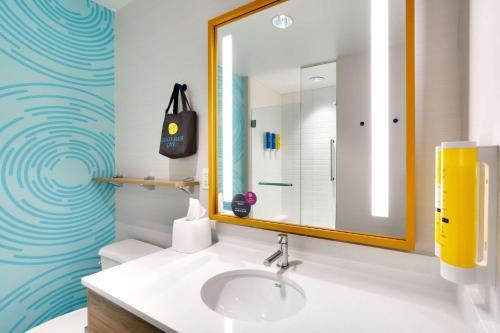 圣乔治Tru By Hilton St. George的一间带水槽和镜子的浴室