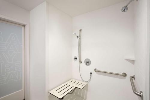 HolladayHampton Inn Salt Lake City Cottonwood的白色的浴室,内有长凳