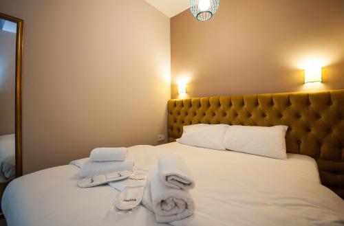 伊斯坦布尔新里程公寓的一间卧室配有带毛巾的床