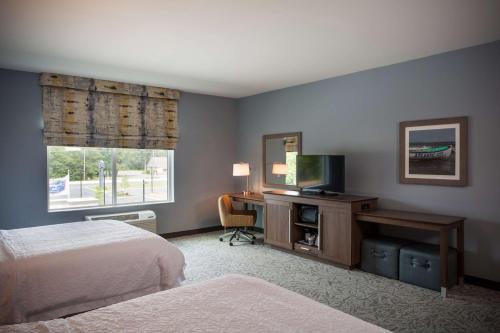 阿布西肯Hampton Inn Atlantic City/Absecon, NJ的一间卧室配有一张床和一张书桌及电视