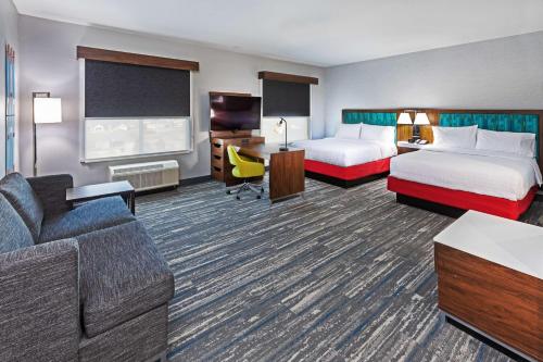 峡谷城Hampton Inn & Suites Canyon, Tx的酒店客房,设有两张床和一张沙发