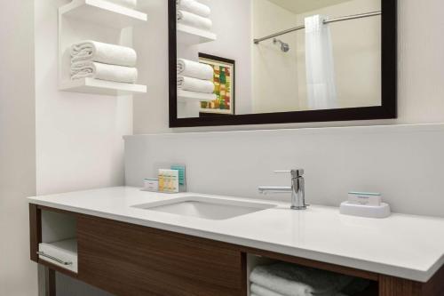 雅典阿森斯汉普顿酒店 的浴室配有盥洗盆、镜子和毛巾