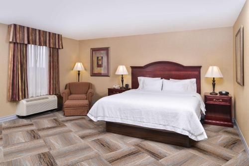 默里迪恩博伊西子午线汉普顿套房旅馆的配有一张床和一把椅子的酒店客房