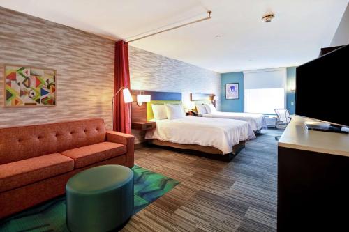 阿默斯特Home2 Suites By Hilton Amherst Buffalo的酒店客房,配有床和沙发