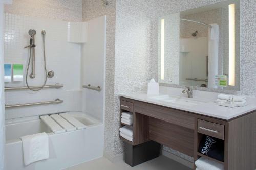 森特尼尔Home2 Suites By Hilton Denver South Centennial Airport的一间带水槽、浴缸和镜子的浴室