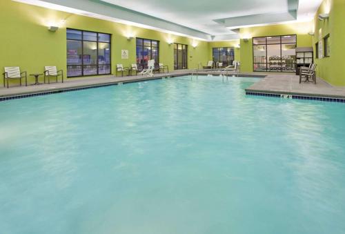 科尔尼科尔尼汉普顿酒店的大楼内一个蓝色的大型游泳池