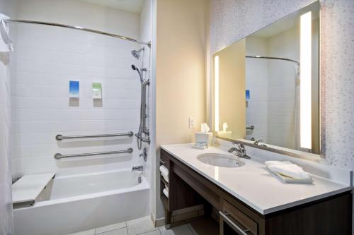 沃思堡Home2 Suites By Hilton Fort Worth Fossil Creek的带浴缸、水槽和浴缸的浴室