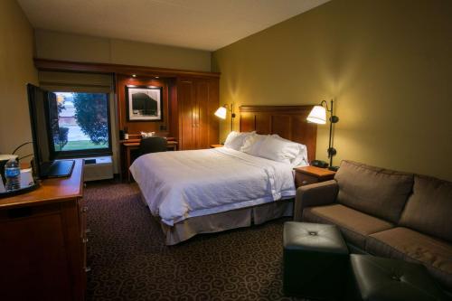 绿湾SPX Hotel Green Bay的酒店客房,配有床和沙发