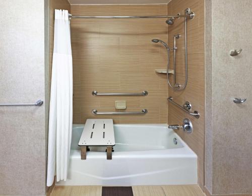 利格城休斯顿/利格城汉普顿套房酒店的设有带浴缸和淋浴的浴室。