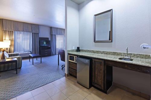Clute杰克逊湖-克鲁特汉普顿套房酒店的酒店客房设有厨房和客厅。