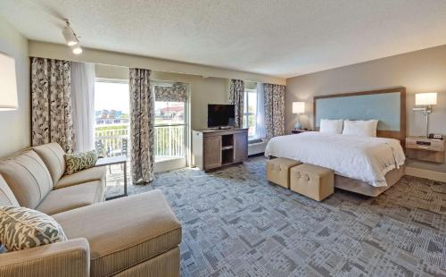 默特尔比奇默特尔比奇海滩百老汇汉普顿酒店的大型酒店客房,配有床和沙发