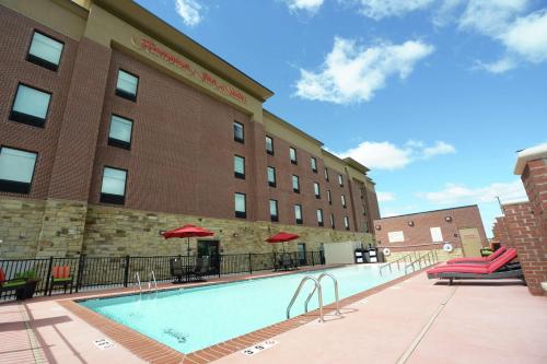 俄克拉何马城Hampton Inn & Suites Oklahoma City/Quail Springs的大楼前的游泳池