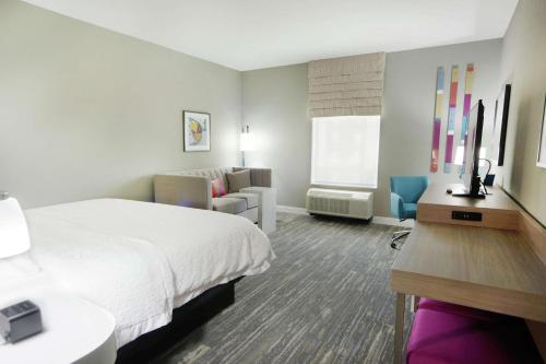 俄克拉何马城Hampton Inn & Suites Oklahoma City/Quail Springs的配有一张床和一张书桌的酒店客房