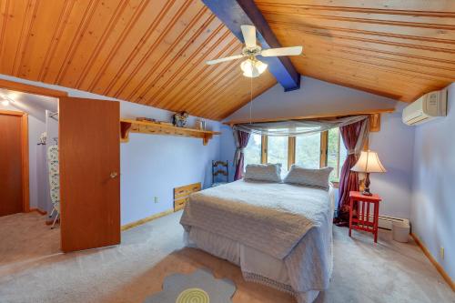 兰德Lush Lander Apartment with Sunroom, Sauna and Grill!的一间卧室配有一张床和吊扇