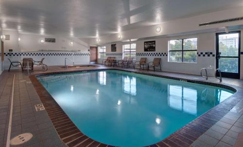 普罗沃普罗沃汉普顿旅馆的在酒店房间的一个大型游泳池